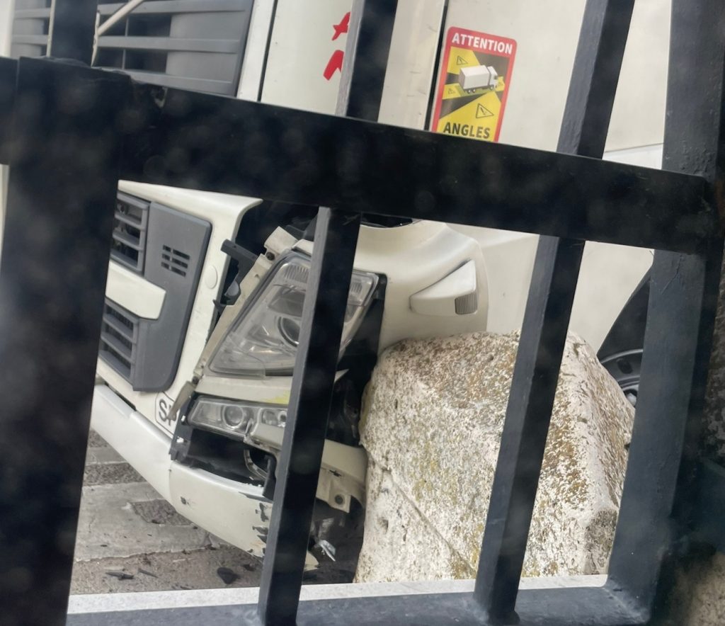 Un camión impacta con el mojón kilométrico del cruce de la Avda. Elena Soriano