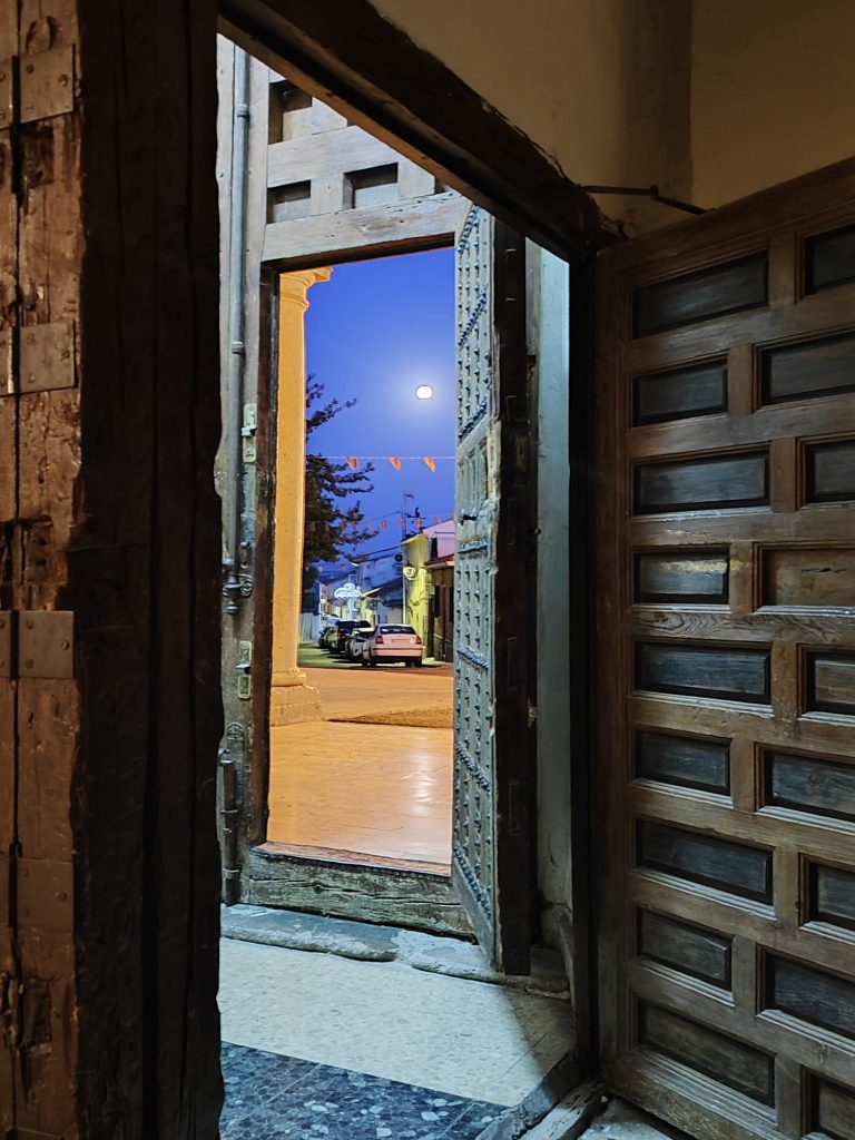 puerta iglesia luna